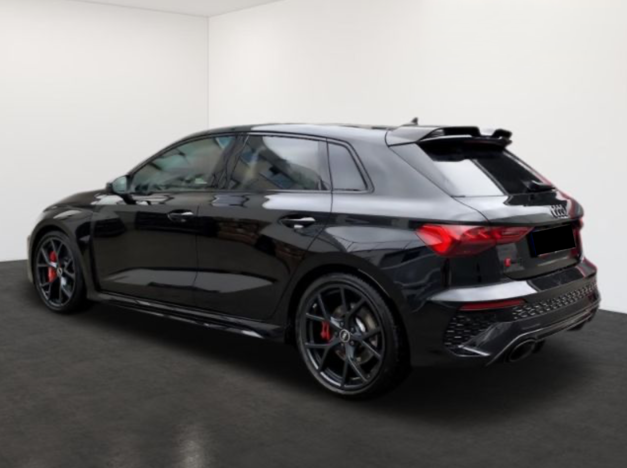 AUDI RS3 SPORTBACK | PŘEDVÁDĚCÍ AUTO SKLADEM | super sportovní hatchback | výkon 400 koní | červený designový paket | super cena 1.699.000,- Kč bez DPH | nákup online na AUTOiBUY.com